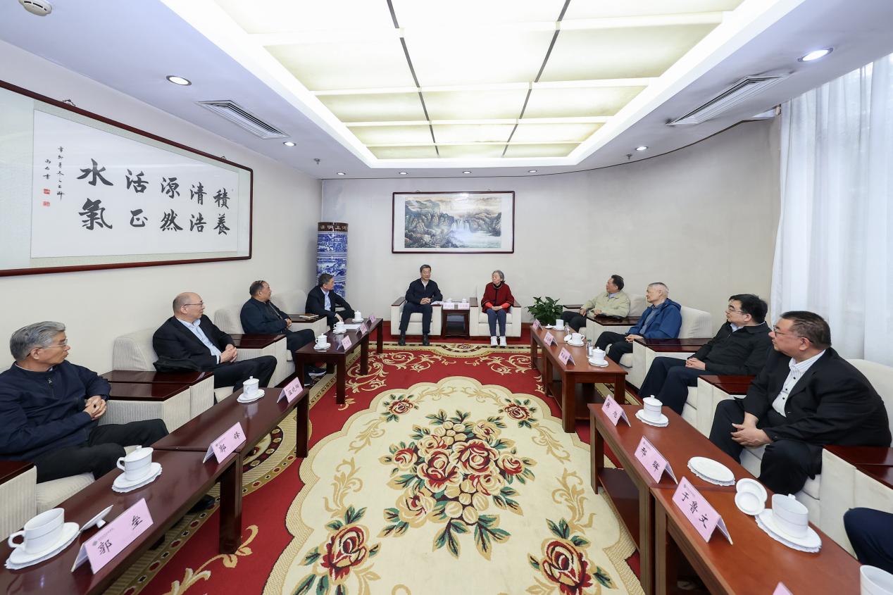 怀进鹏看望国家教育行政学院退休老教师并与教职工和学员代表座谈